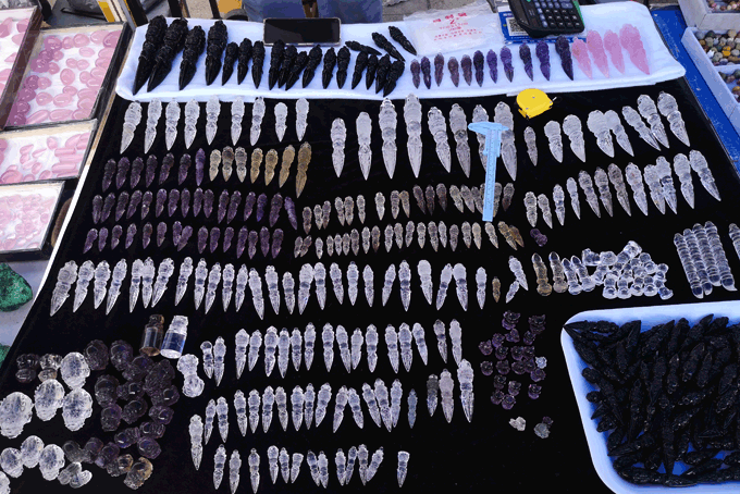 各種な水晶類チベット法具(水晶露天市場で水晶チベット法具を売るブース）